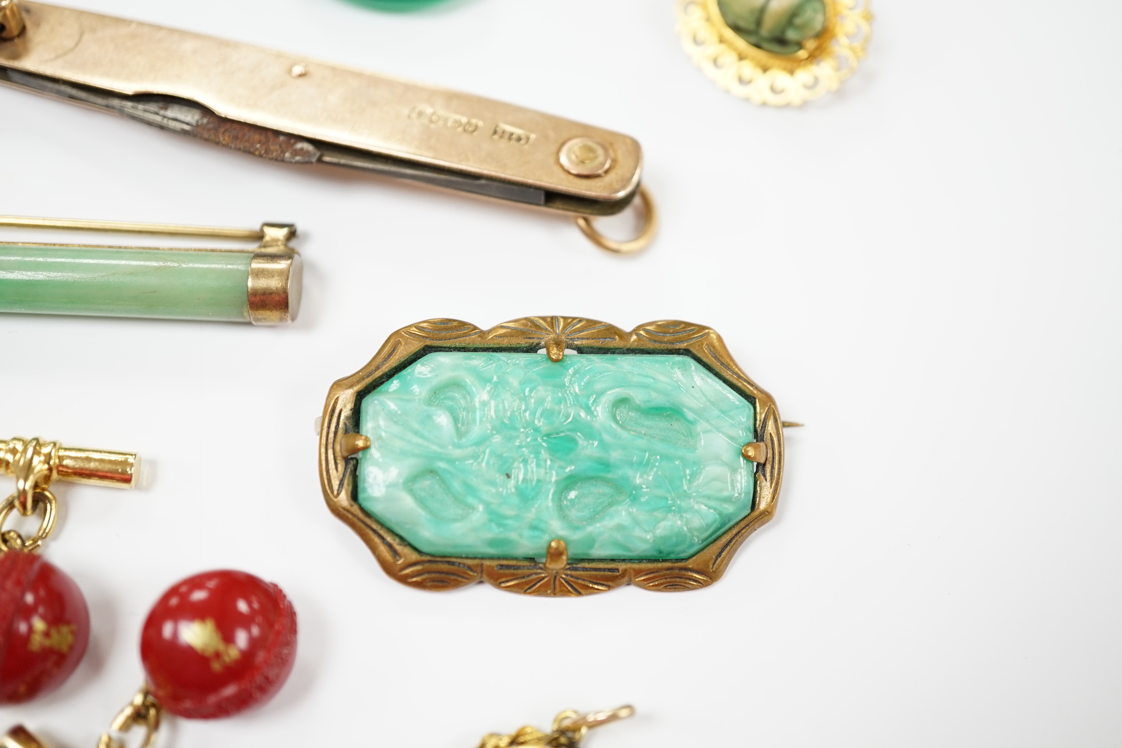 Assorted jewellery, including a 9ct gold mounted penknife(a.f.), an enamelled egg pendant, pair of jade earrings and a jade brooch, a 14k and cultured pearl cluster set brooch, etc.